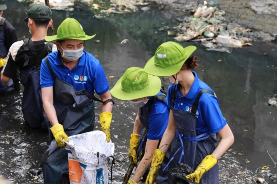 Tuổi trẻ TPHCM ra quân làm sạch thành phố, phủ sắc hoa khắp nẻo đường