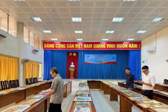 Học sinh An Giang hào hứng vẽ tranh 'Dấu ấn thời gian qua những trang sách’