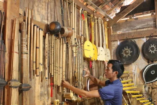 Người trẻ giữ hồn làng trên không gian số