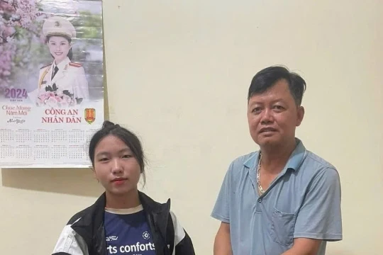 Thầy giáo ở Mường Nhé trả lại ví cùng tài sản giá trị cho người đánh rơi