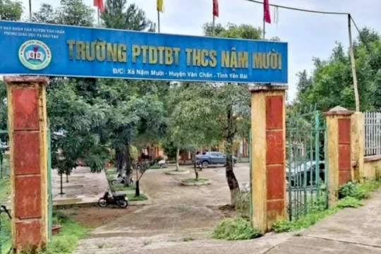 Hai anh em ruột tử vong do trụ cổng sắt trường học bất ngờ đổ sập đè lên
