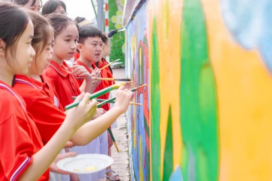 Trường học tại Tuyên Quang vẽ tranh tường chào mừng ngày hội lớn của địa phương
