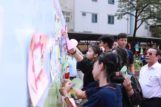 Học sinh ‘chất vấn’ ban giám hiệu làm thế nào để cảm thấy hạnh phúc hơn