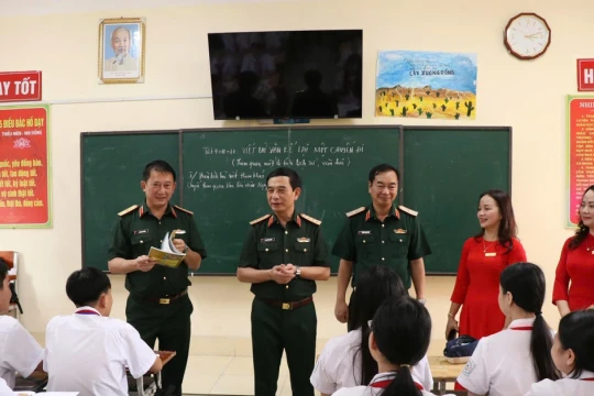Đại tướng Phan Văn Giang thăm và tặng quà các trường học tại Thái Nguyên