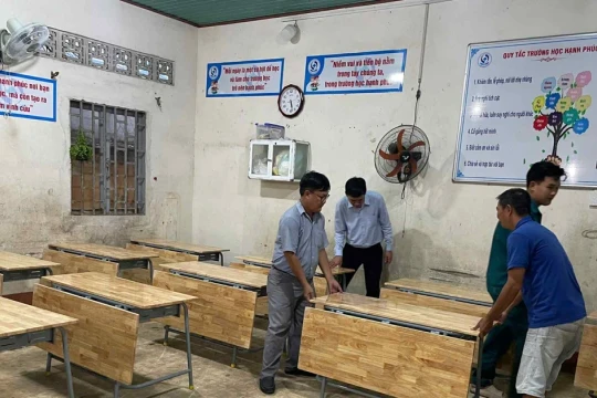 Sau chỉ đạo của Chủ tịch UBND TPHCM, Trường Tiểu học Vĩnh Tân có bàn ghế mới