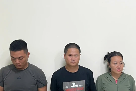 Bắt giữ 3 người liên quan xe hút bể phốt xả thải xuống sông Tô Lịch