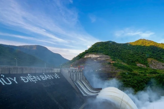 Thủy điện lớn nhất Bắc Trung Bộ xả lũ ứng phó bão Ragasa