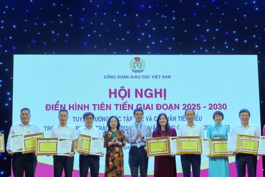 Tuyên dương điển hình tiên tiến trong các phong trào thi đua ngành giáo dục