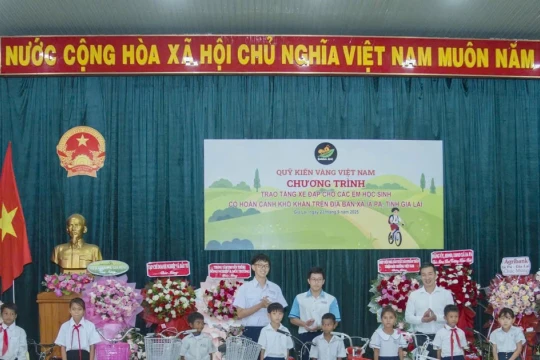 Quỹ thiện nguyện của học sinh trường chuyên mang xe đạp đến với trẻ em nghèo