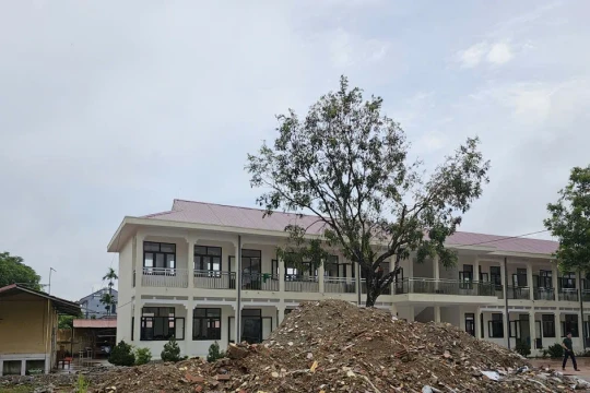 Đã khổ vì bụi bẩn tấn công, còn bất an ngồi học dưới công trình chưa nghiệm thu ở Thanh Hoá