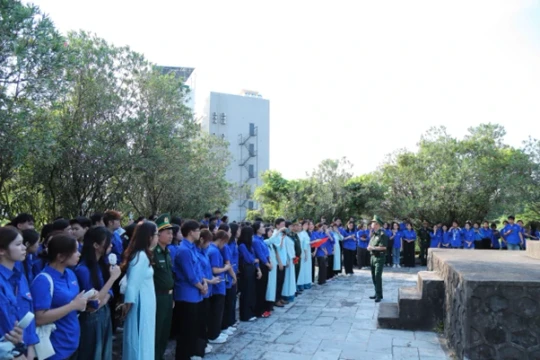 Vun đắp tình yêu đất nước cho sinh viên qua 'tiết học biên cương'