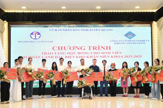 27 tân sinh viên có hoàn cảnh đặc biệt khó khăn nhận học bổng trên 2,5 tỷ đồng