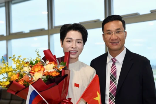 Ca sĩ Đức Phúc nhận Bằng khen của Thủ tướng sau chiến thắng tại Intervision 2025