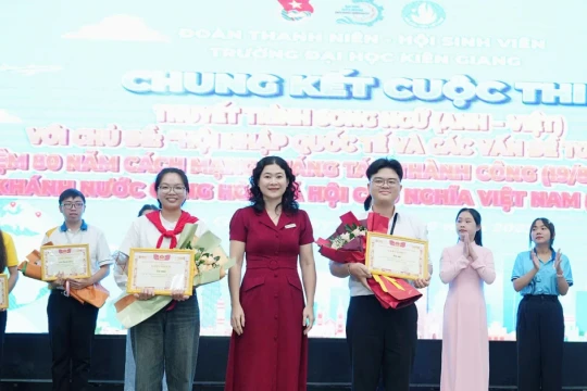 Sinh viên tranh tài thuyết trình song ngữ về chủ đề hội nhập quốc tế