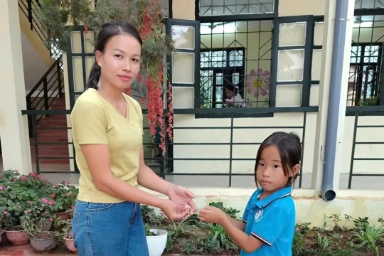 Nữ sinh lớp 3 ở Nậm Pố trả lại vòng vàng cho người đánh rơi
