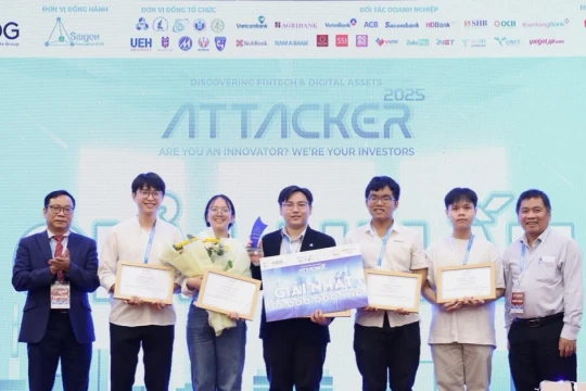 Sinh viên đưa trí tuệ nhân tạo vào xử lý luật ngân hàng