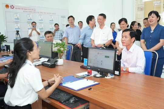 Xây dựng đội ngũ công chức 'vừa hồng, vừa chuyên' cho chính quyền 2 cấp ở miền Trung