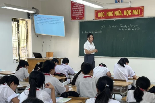 Miễn học phí, phụ huynh vẫn 'còng lưng' vì nhiều khoản thu