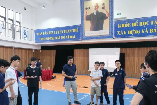 Học sinh say mê lập trình, điều khiển robot trên 'đấu trường' VEX IQ