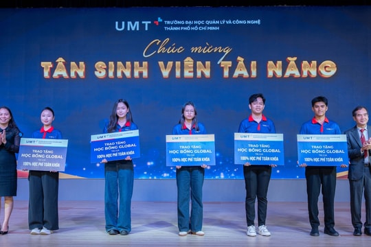 Sinh viên nhận 345 triệu đồng trong lễ khai giảng