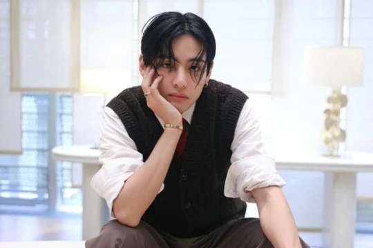 V (BTS) tiếp tục nhận danh hiệu bất kỳ người đàn ông nào cũng mơ ước
