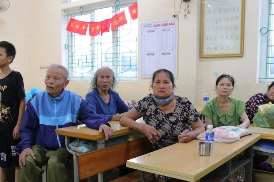 Nghệ An khẩn trương sơ tán hàng trăm người dân ven biển đến trường học tránh bão