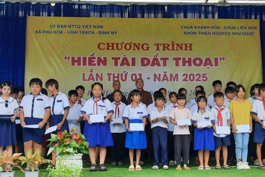 An Giang trao gần 1.000 phần quà 'Khuyến học - Khuyến tài' cho học sinh