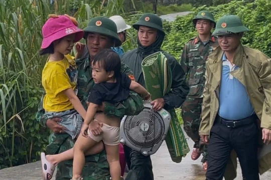 Mưa bão áp sát, chính quyền đảo Cồn Cỏ cấp tốc đưa người dân vào hầm lánh nạn