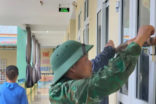 Bộ đội Biên phòng bám địa bàn giúp dân chống bão