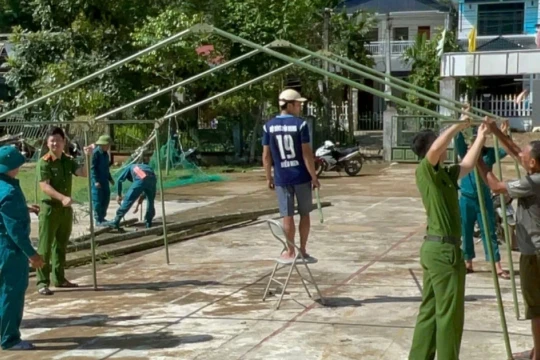 Thanh Hóa dựng lều, sơ tán dân vùng nguy cơ sạt lở trước giờ bão Bualoi đổ bộ