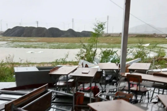 Sau bão, lớp học ở Hà Tĩnh chỉ còn lại nền đất trống