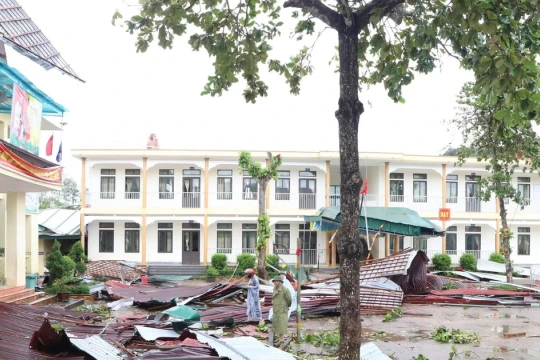 Bão Bualoi làm gần 43.000 hộ dân Hà Tĩnh hỏng nhà cửa