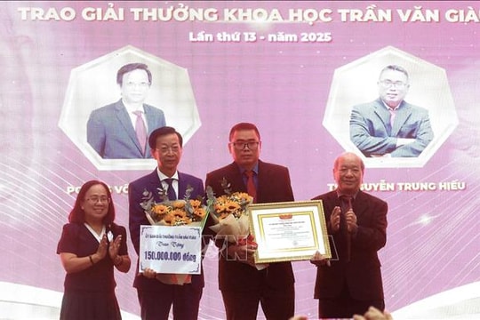 Trao Giải thưởng khoa học Trần Văn Giàu cho 2 giảng viên Trường Đại học An Giang