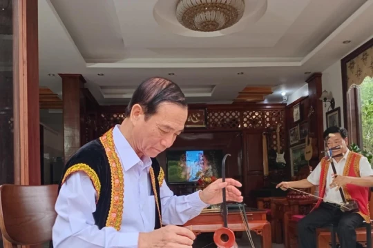 'Nghệ sĩ đời thường' gieo thanh âm hồn Việt