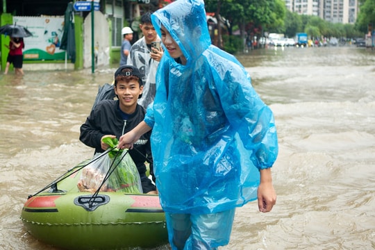 Cảnh đi thuyền, kéo xe tự chế tại khu đô thị triệu USD nhưng hễ mưa là ngập ở Hà Nội