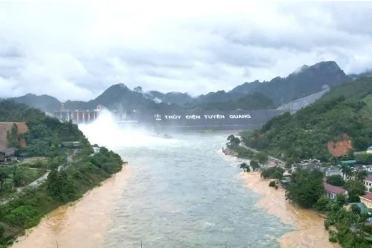 Thủy điện Tuyên Quang tiếp tục mở thêm cửa xả đáy thứ 8