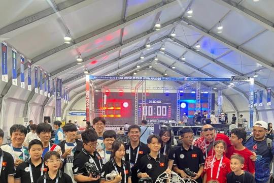 Học sinh TPHCM đạt giải tại cuộc thi DroneSoccer quốc tế