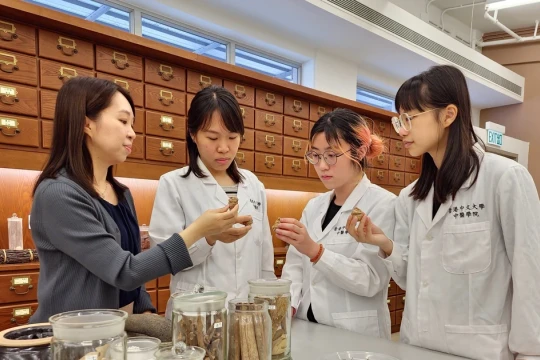 Đại học Hồng Kông dạy y học cổ truyền bằng AI
