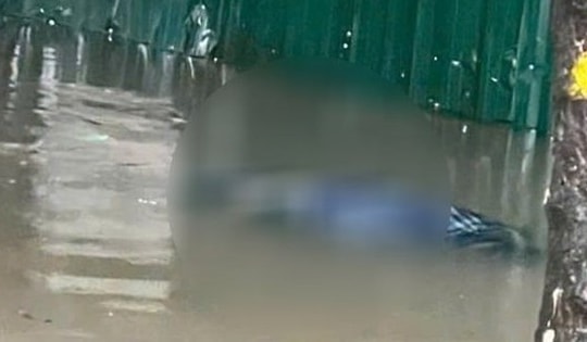 Phát hiện người đàn ông tử vong tại tuyến phố ngập nước ở Hà Nội