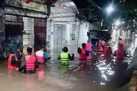 Hà Nội di dời hơn 60 hộ dân trong đêm