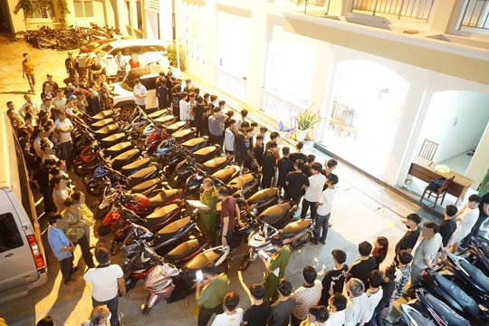 Bắt tạm giam 34 đối tượng còn rất trẻ tuổi: Nhiều người bật khóc nức nở khi nghe đọc lệnh