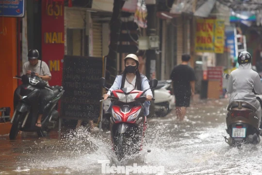 Mưa không kỷ lục như 2008, Hà Nội vì sao vẫn chìm trong nước?