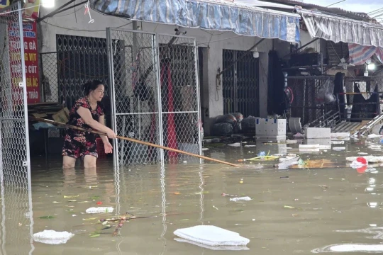 Xót xa nhìn tiểu thương chợ lớn nhất Bắc Trung Bộ lội nước cứu hàng hóa
