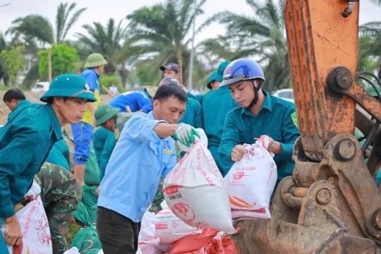 Hàng trăm người 'chạy đua' với lũ, nỗ lực vá đê sông Vinh bị nứt