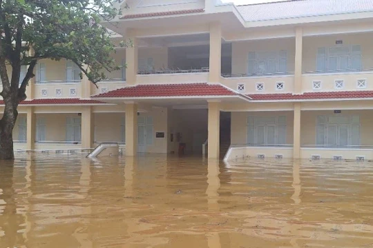 Thầy cô giáo tại Hà Tĩnh chưa kịp dọn bão đã lo chạy lũ