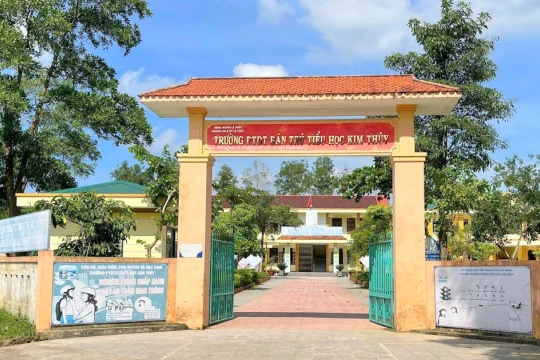 Vận động phụ huynh đưa 75 học sinh đến lớp sau vụ ngộ độc thực phẩm ở Quảng Trị