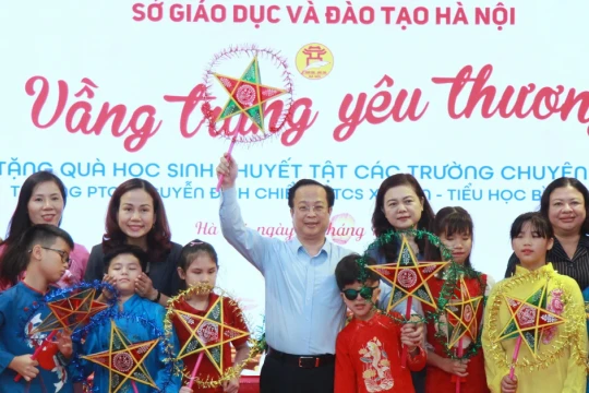 Tết trung thu ấm áp của học sinh các trường chuyên biệt Hà Nội
