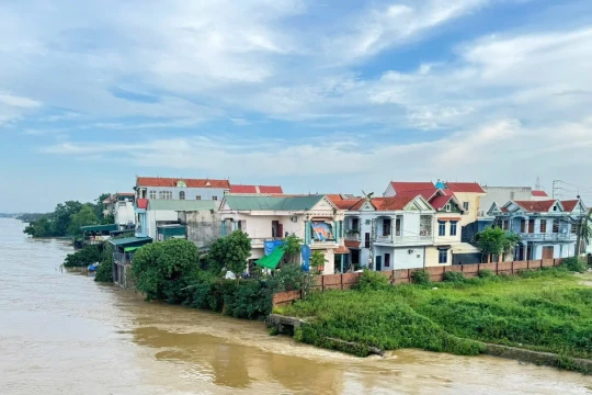 Nước dâng cao, CSGT Phú Thọ cấm tàu thuyền lưu thông trên sông Lô