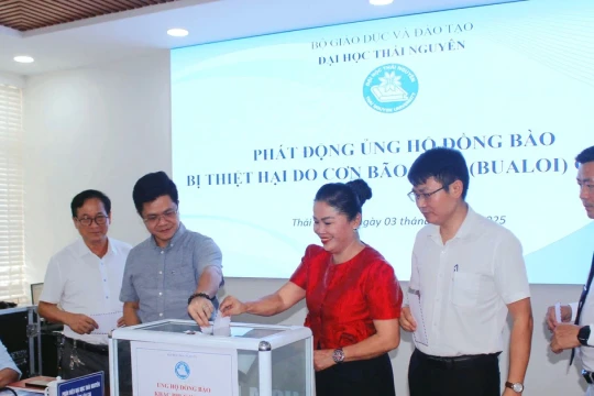 Sẻ chia khó khăn với nhân dân, giáo viên và học sinh vùng lũ