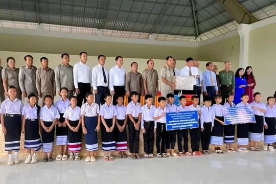 Giáo viên sang Lào giảng dạy tiếng Việt được Lâm Đồng hỗ trợ 500USD/tháng